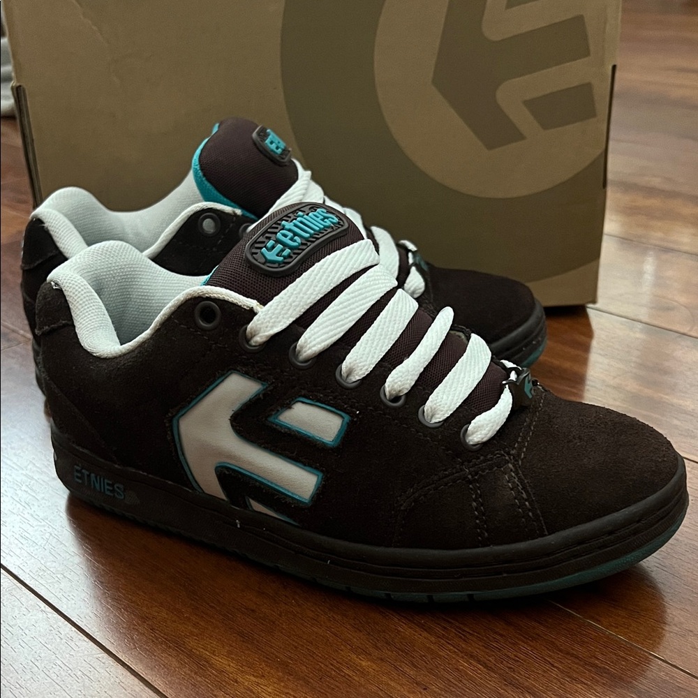 Etnies brown and teal skater shoes
